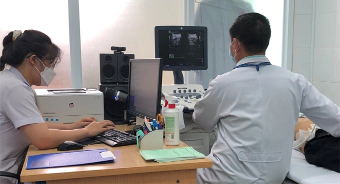 Bác sĩ khám chữa bệnh tại trạm y tế. Ảnh: Sở Y tế TP HCM